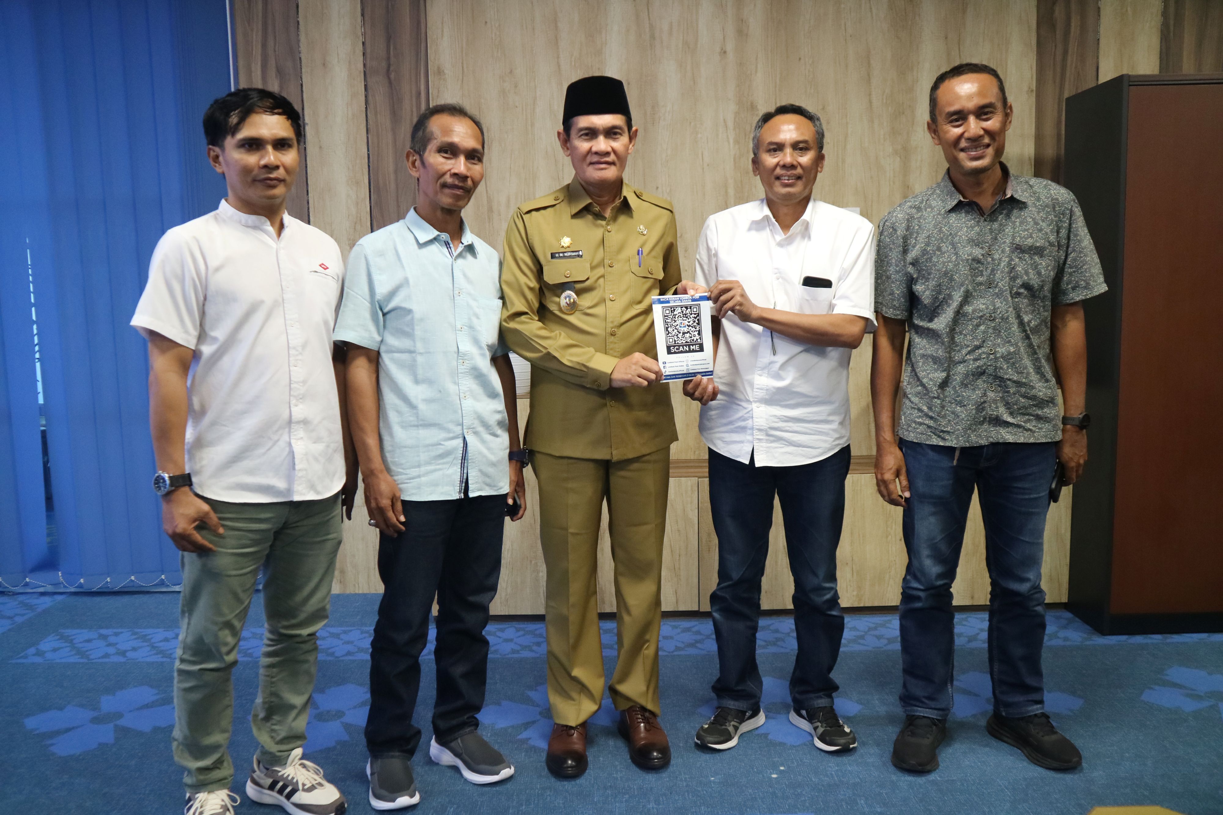 Wakil Bupati Lombok Tengah HM Nursiah (tengah) menerima barcode Lombok Post dari General Manager Lombok Post Haliludin saat berkunjung, Senin (14/7).