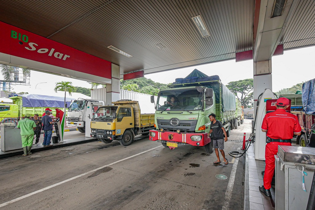 Sejumlah kendaraan mengantri mengisi Bahan Bakar Minyak (BBM) di SPBU Rest Area KM 14B,  Tol Jakarta-Tangerang, Kota Tangerang, Selasa (18/03/2025). Pertamina Patra Niaga memprediksi akan ada kenaikan permintaan saat Lebaran sebesar 16,9 persen untuk Pert