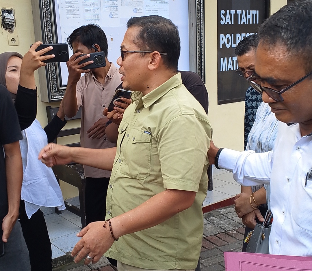 DITAHAN: Penyidik unit Tipikor Satreskrim Polresta Mataram menggiring tersangka korupsi pengadaan masker Wirajaya Kusuma ke sel tahanan Sattahti Polresta Mataram, Senin (14/7).&nbsp;