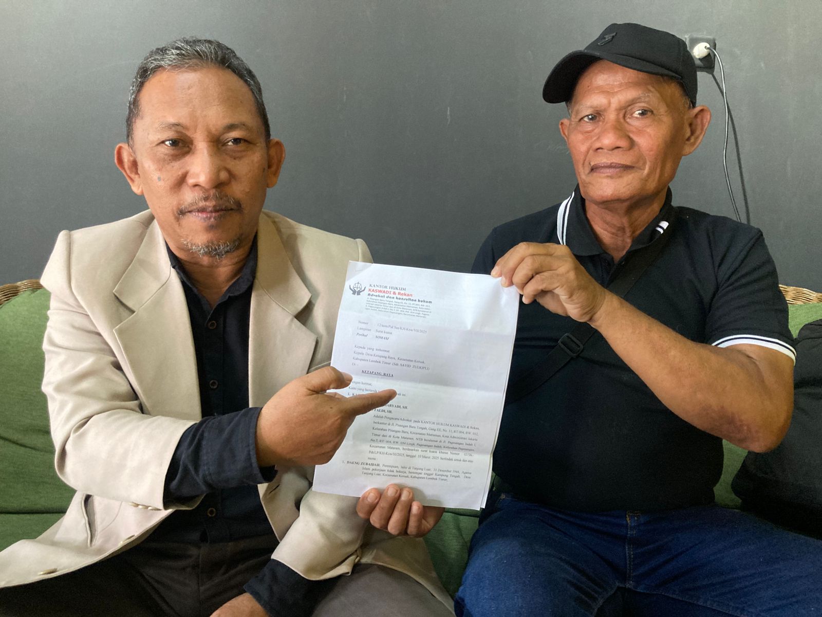 SOMASI: Kuasa hukum warga Kaswadi (kiri) memperlihatkan surat somasi dugaan tindak pidana korupsi pada pembangunan perumahan khusus nelayan di pantai Lungkak, Desa Ketapan Raya, Kecamatan Keruak.