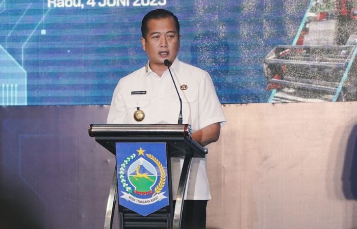 Gubernur NTB Lalu Muhamad Iqbal akan menonaktifkan sementara dua pejabat yang menjadi tersangka korupsi