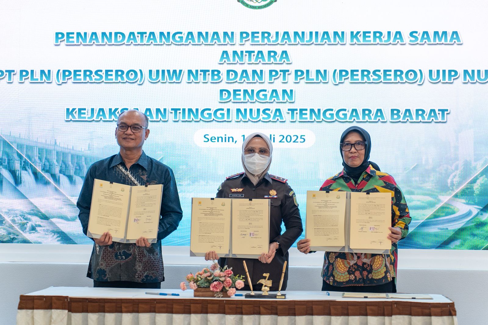 Penandatanganan MoU antara PLN dengan Kejati NTB.