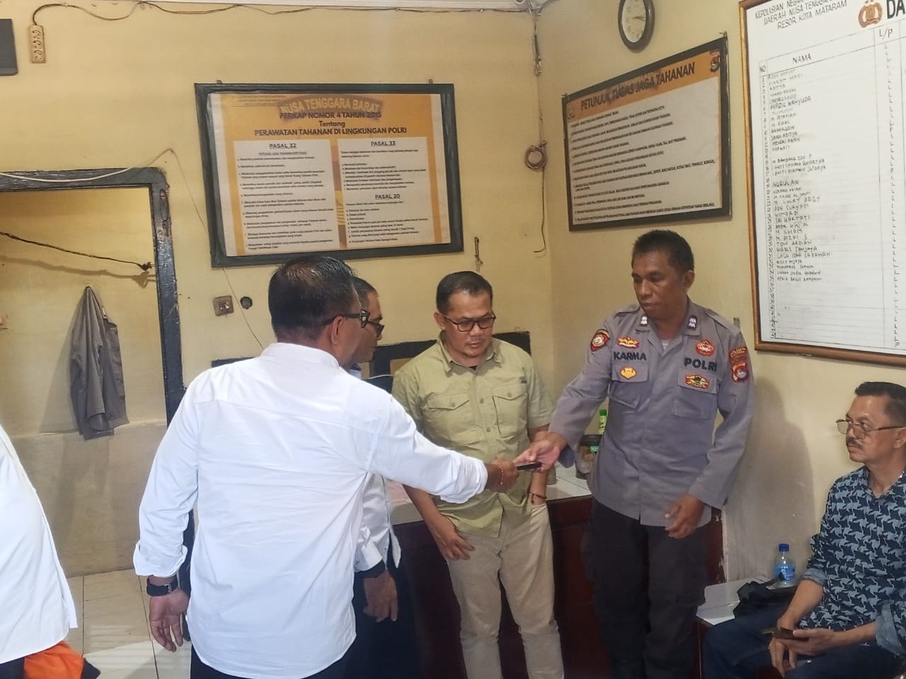 Wirajaya Kusuma (tiga dari kanan) saat dibawa ke rutan Polresta Mataram, Senin (14/7).