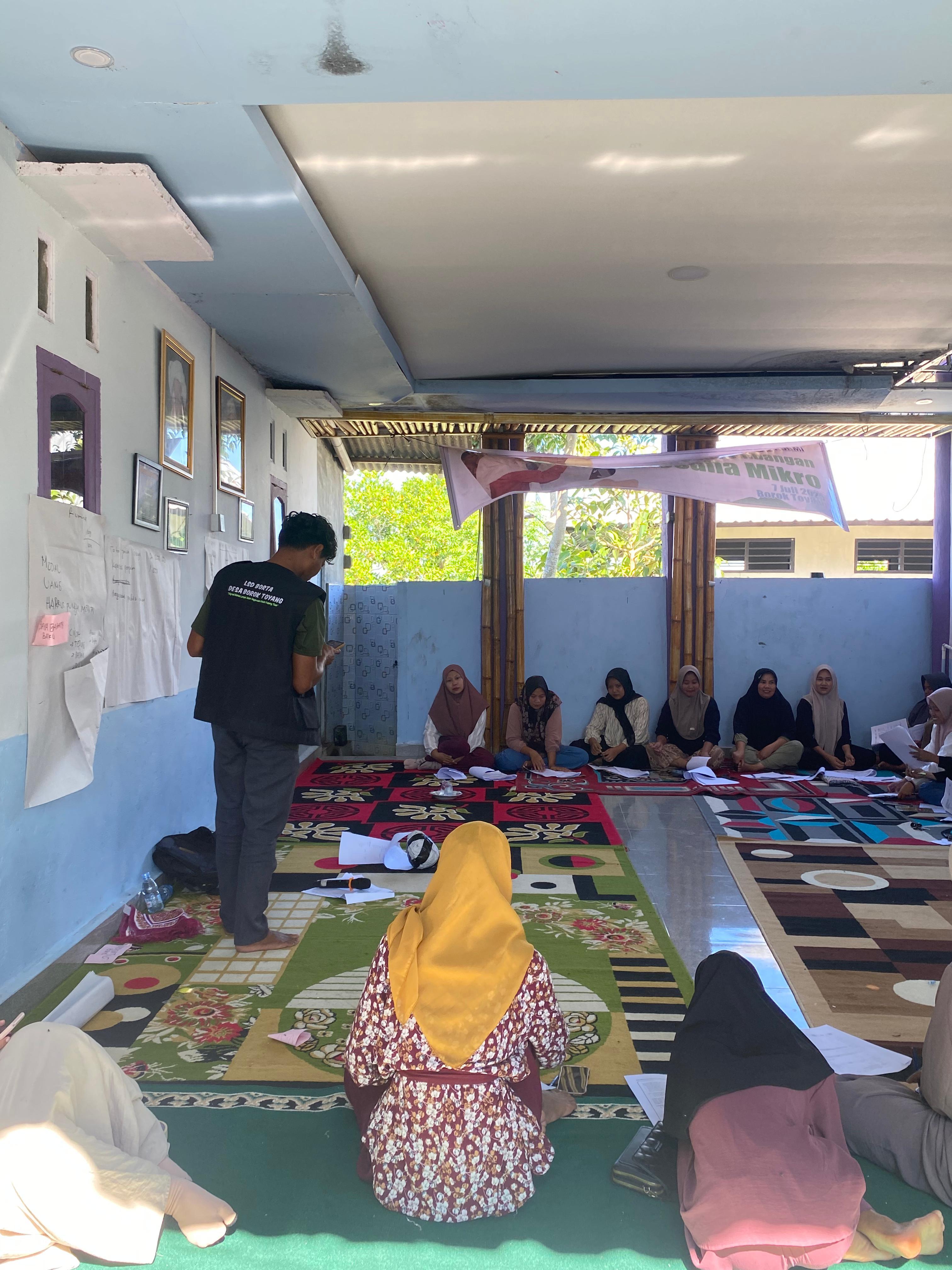 Puluhan keluarga PMI di Desa Borok Toyang, Kecamatan Sakra Barat saat mengikuti pelatihan UMKM.