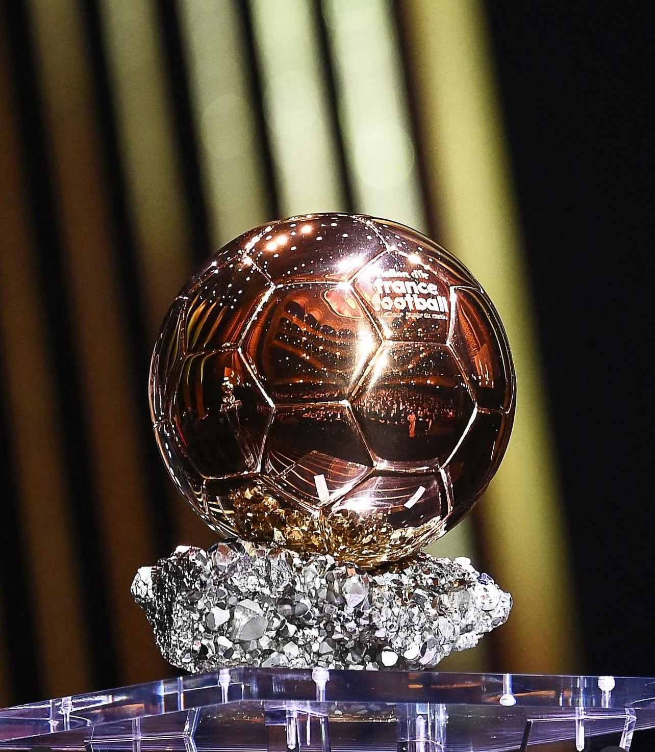 Malam penganugerahan pemain terbaik dunia (Ballon d or) semakin dekat. Siapakah yang akan meraihnya di tahun ini.