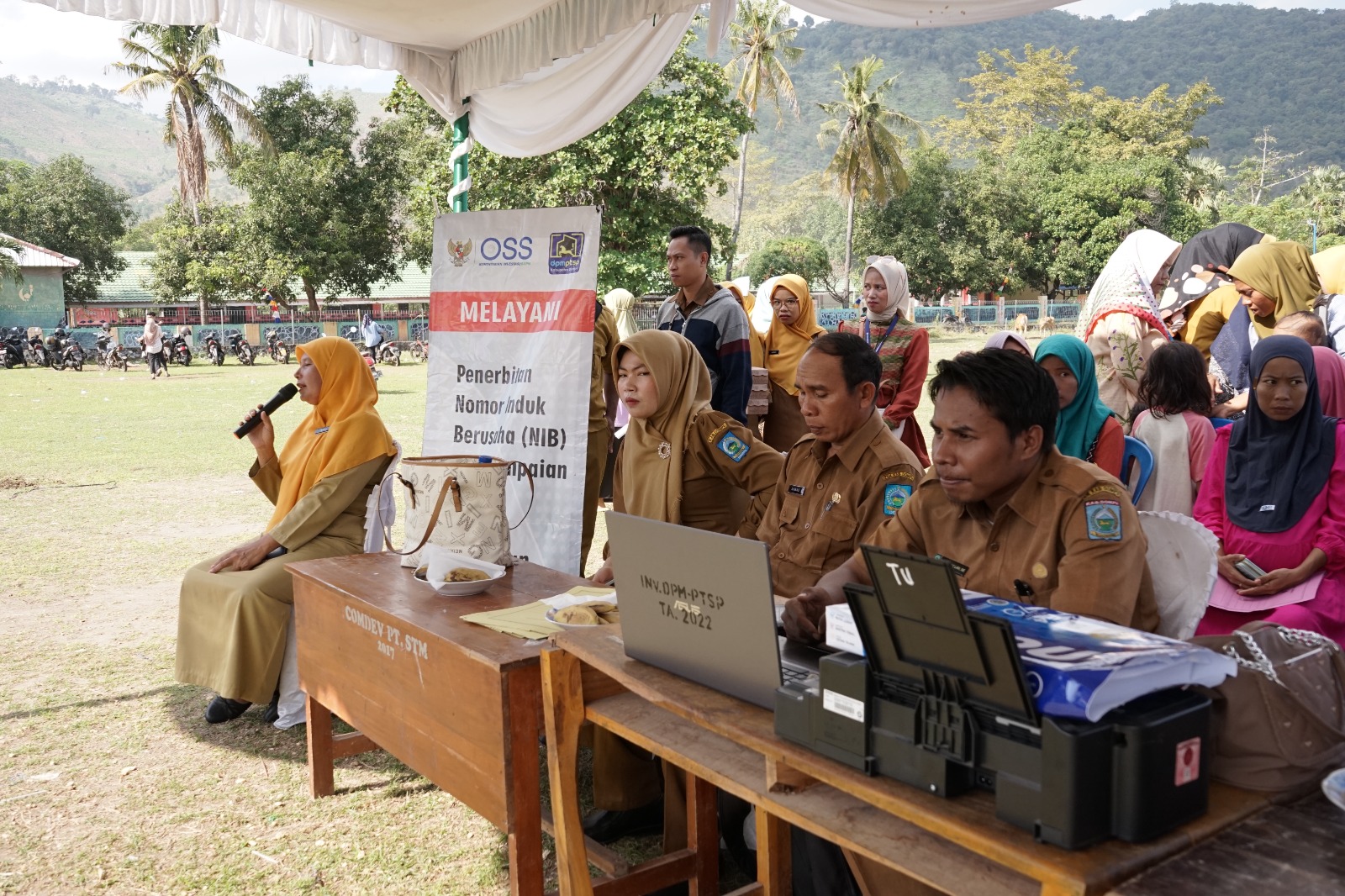 PELAYANAN: Pegawai Pemkab Dompu membuka pelayanan di lokasi festival Lakey 2025, Minggu (14/7).