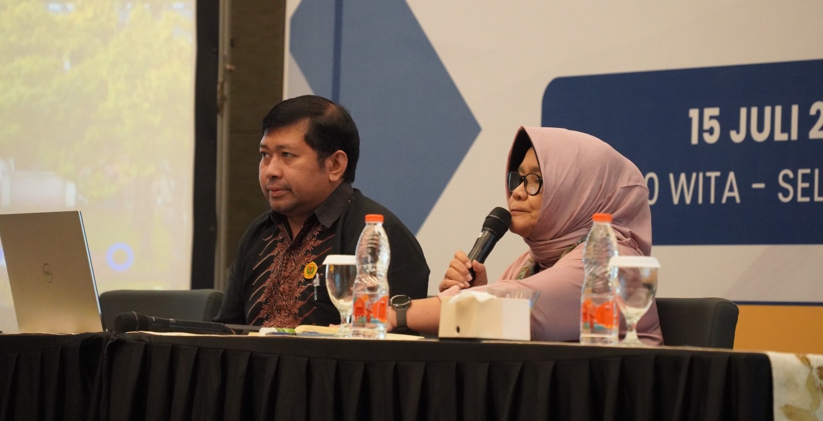 Wakil Rektor Bidang Akademik Prof. Dr. Sitti Hilyana (kanan) bersama Kepala Biro Akademik dan Kemahasiswaan Unram Dwi Suswanto, rapat evaluasi PMB jalur SNBT di Hotel Prime Park, Kota Mataram, Selasa