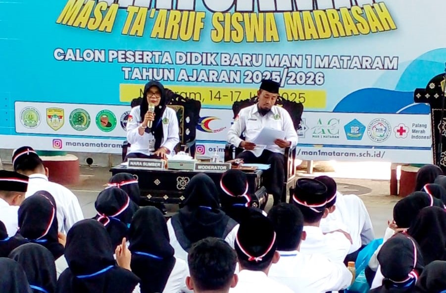Ratusan siswa MAN 1 Mataram melaksanakan Matsama di aula terbuka madrasah setempat, Senin lalu (14/7).