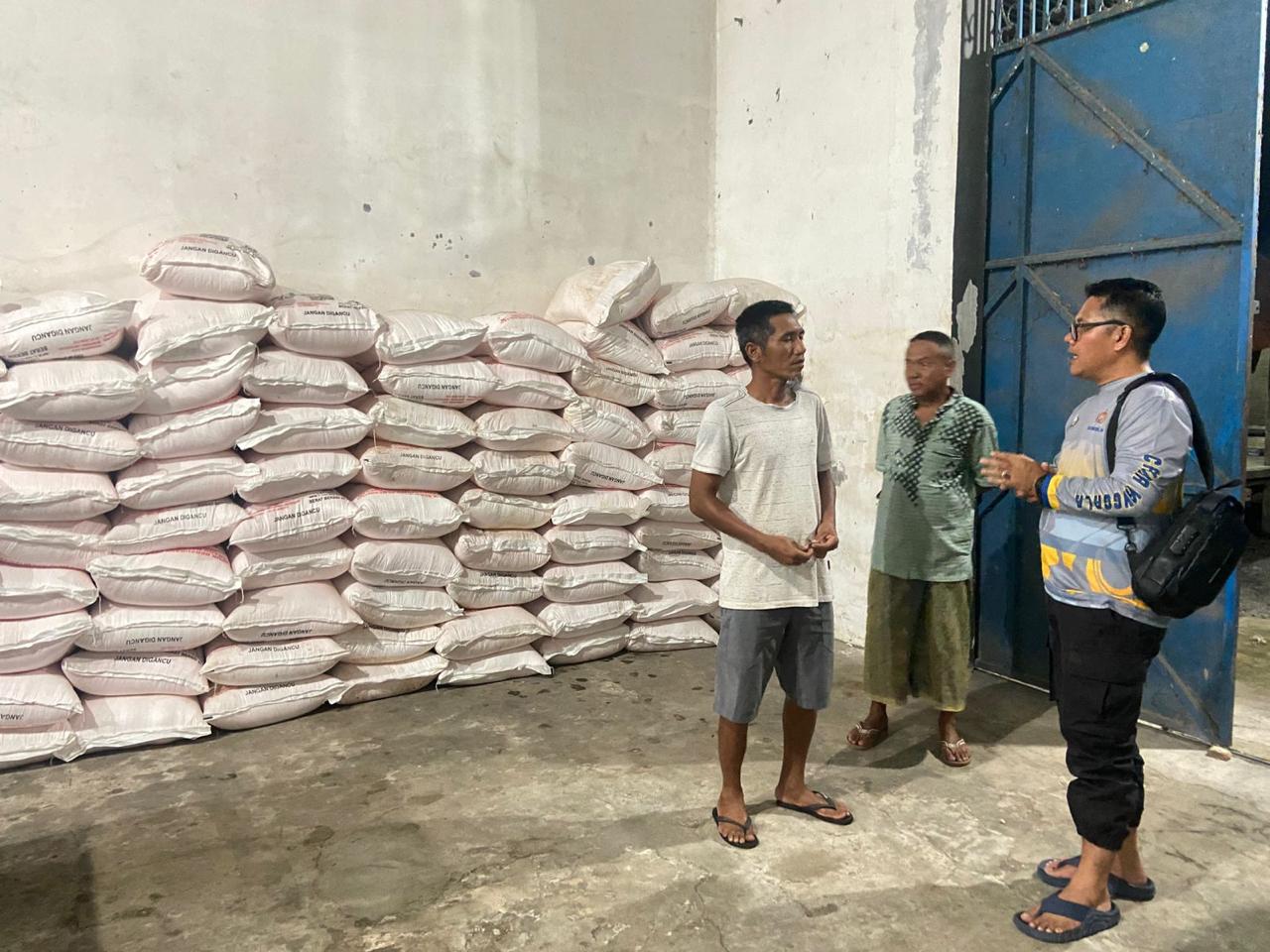 Anggota Polda NTB mengungkapkan penyelewengan pupuk subsidi di Desa Lopok, Sumbawa, belum lama ini.