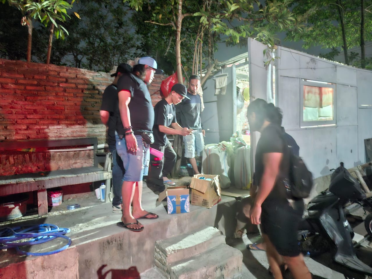 Anggota Satreskrim Polres Bima Kota mengamankan ratusan botol miras di dua kafe, beberapa hari lalu.