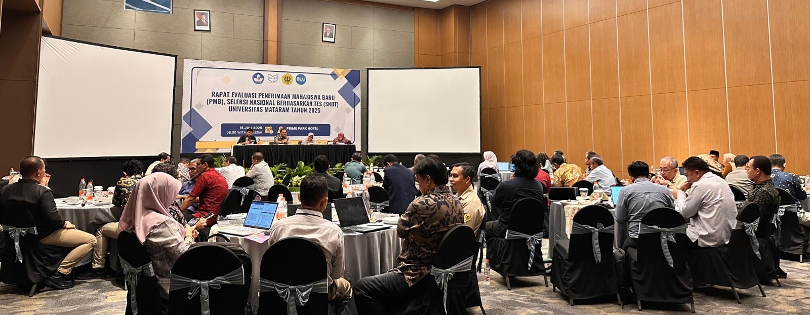 Jajaran Unram rapat evaluasi PMB jalur SNBT di Hotel Prime Park, Kota Mataram, Selasa (15/7).