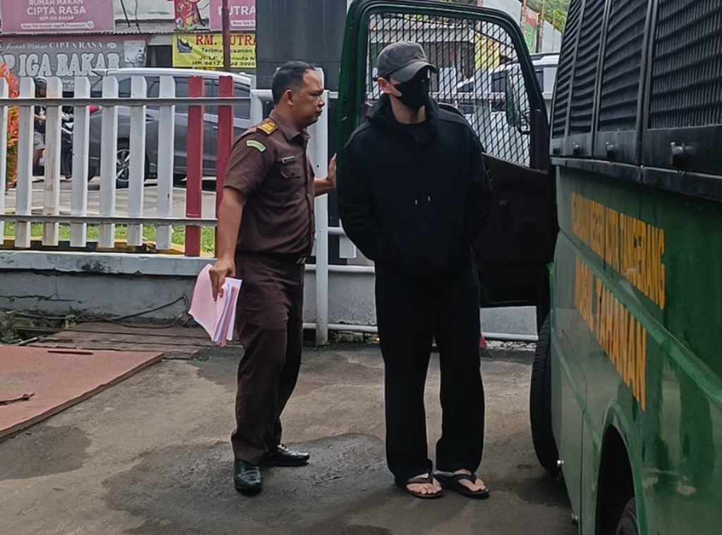 Jonathan Frizzy resmi ditahan di Lapas Tangerang usai terseret kasus vape etomidate. Ia masih kesulitan duduk pasca operasi ambeien.