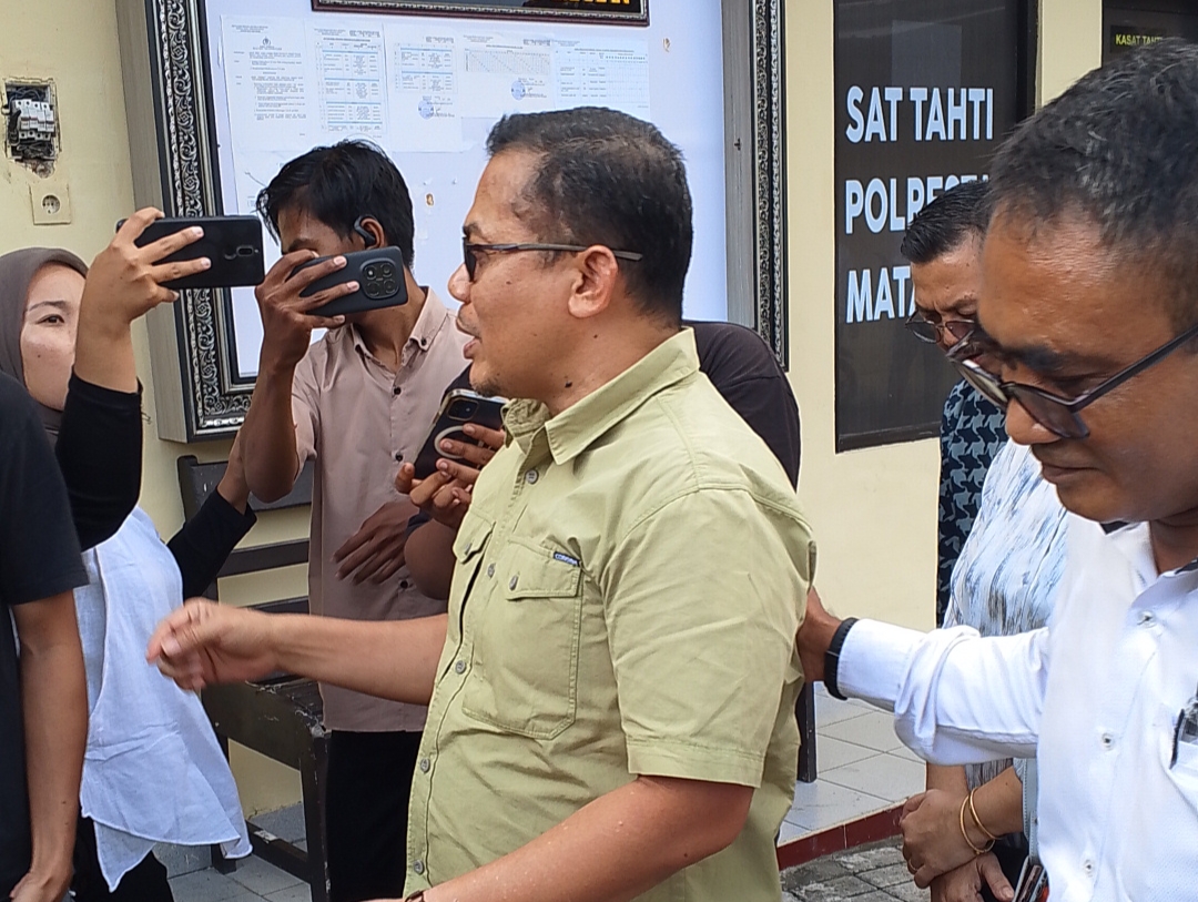 Penyidik unit Tipikor Satreskrim Polresta Mataram menggiring tersangka korupsi pengadaan masker Wirajaya Kusuma ke sel tahanan Sattahti Polresta Mataram, Senin (14/7).