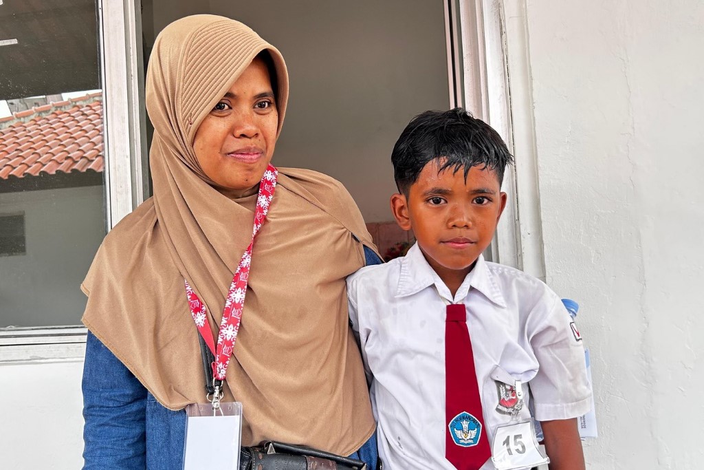 DAMPINGI ANAK: Sapta Ramadhan dan sang ibu, Umu Kulsum di Sekolah Rakyat Menengah Pertama 10 Kabupaten Bogor.