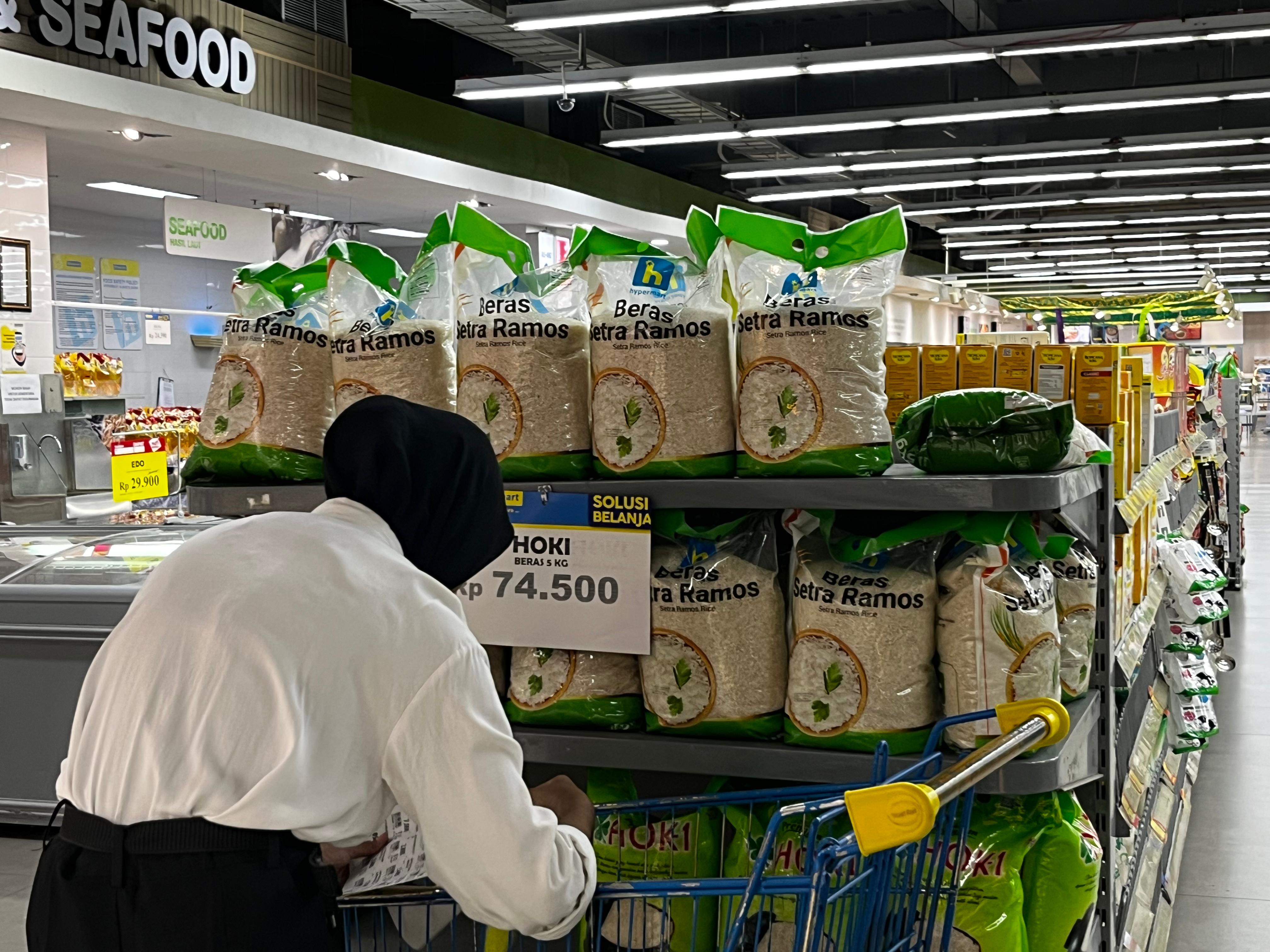 Salah satu staf di Hypermart tengah mengatur beras di salah satu etalase. Di ritel modern ini tidak ditemukan adanya beras oplosan.