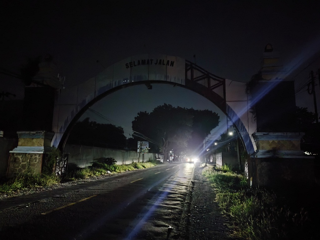 LAMPU MOBIL: Suasana gelap terlihat di perbatasan Kota Mataram dengan Lombok Barat yakni di jalan TGH Saleh Hambali, Dasan Cermen, Selasa malam (15/7).