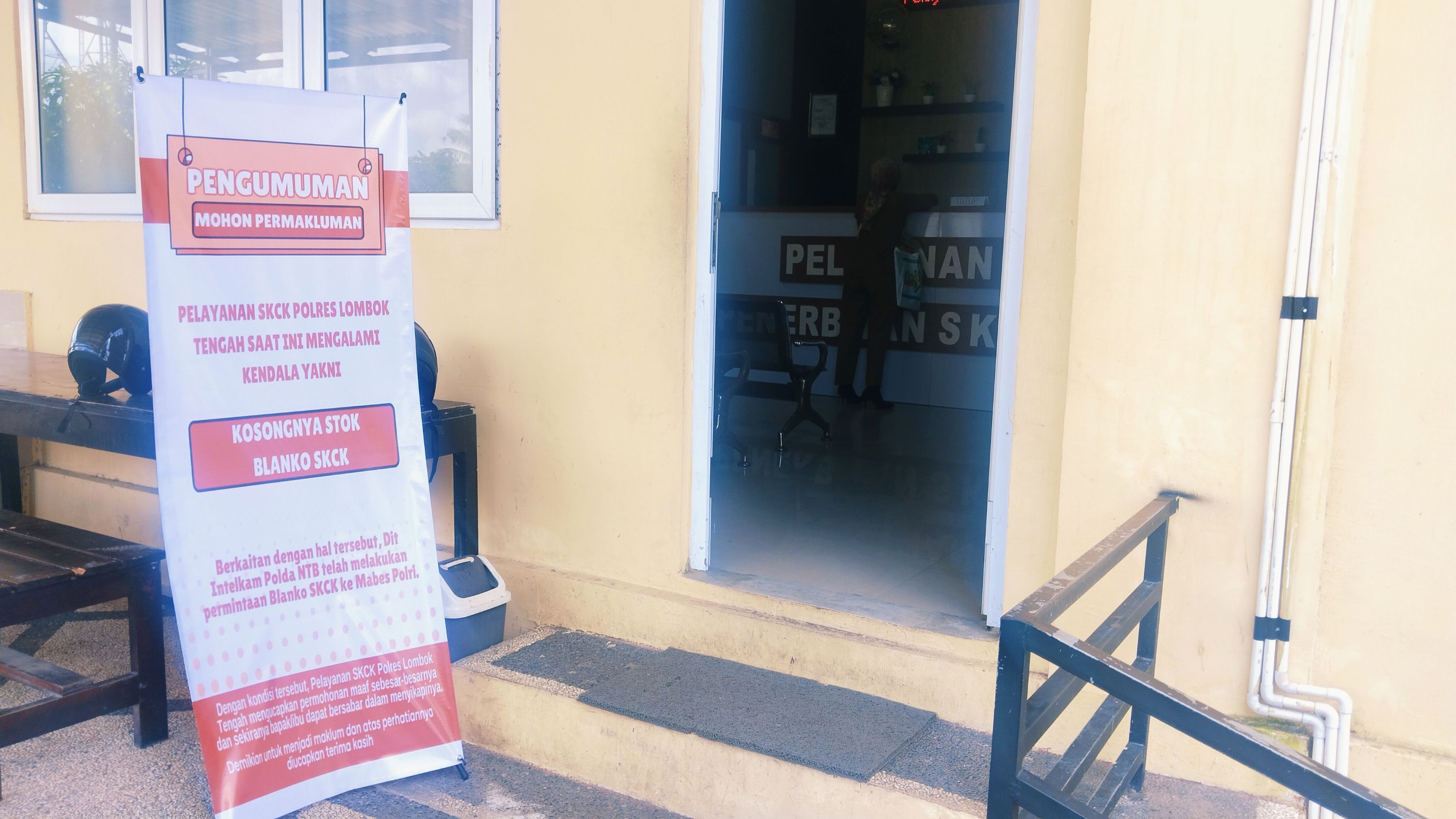 Spanduk pengumuman blanko SKCK kosong terpasang di depan ruang pembuatan SKCK di Polres Lombok Tengah, Selasa (15/7).