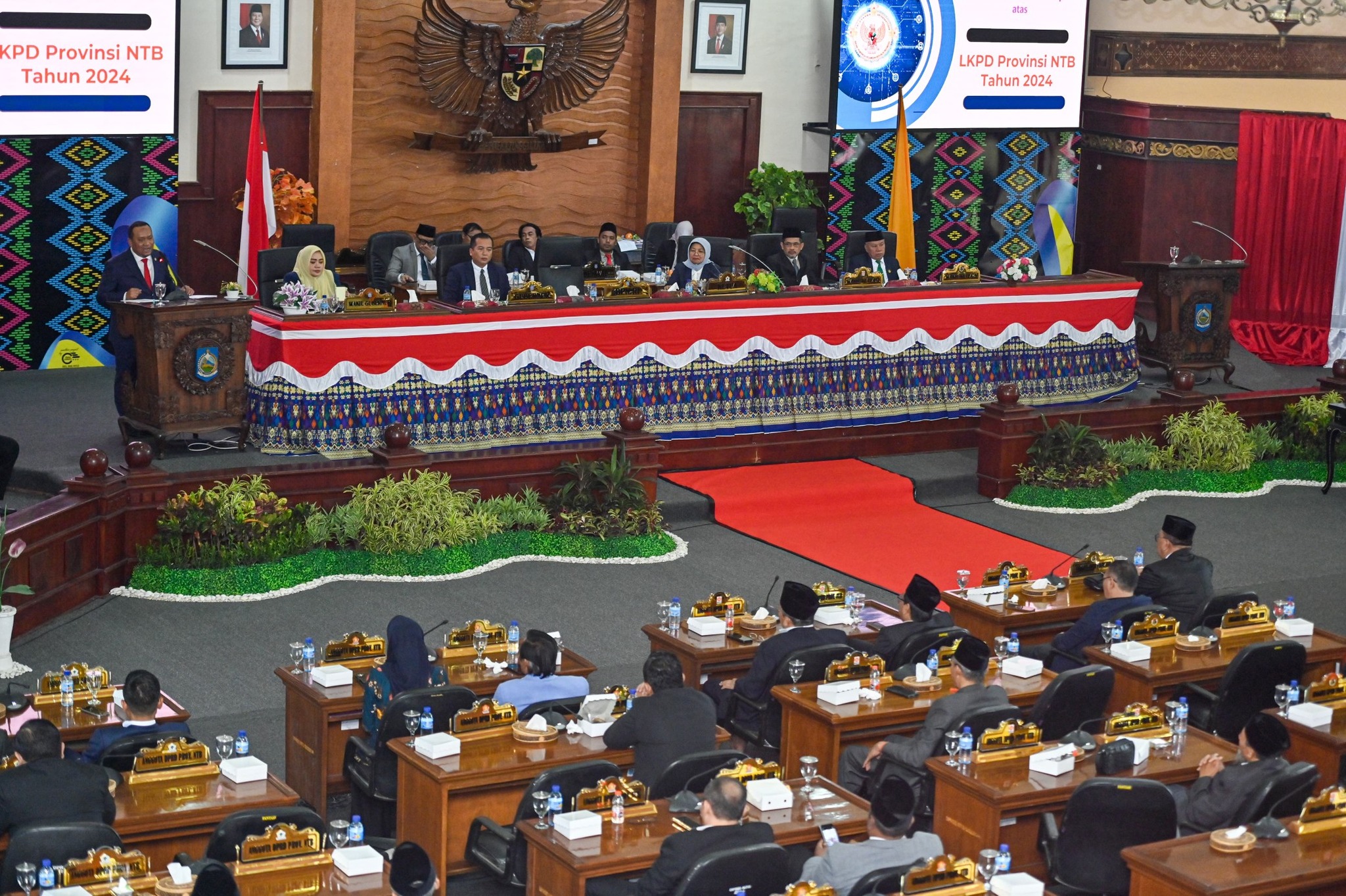 Penyerahan LHP oleh BPK kepada Pemprov dan DPRD NTB, di rapat paripurna yang digelar di ruang sidang utama DPRD NTB pertengahan Juni lalu.