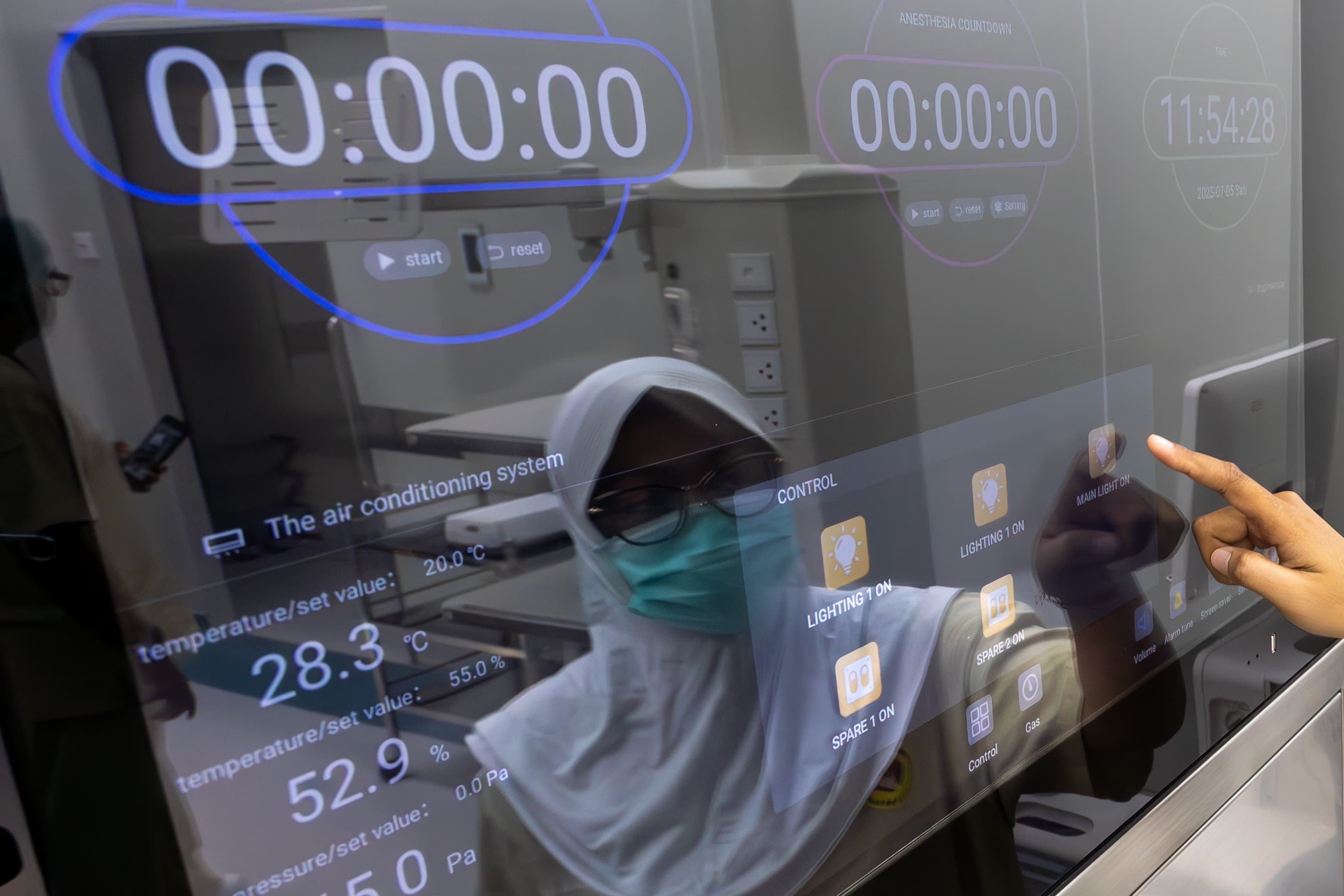 CANGGIH: Seorang dokter mengoperasikan layar kendali digital di ruang tindakan fertilitas RSUD H. Moh. Ruslan Kota Mataram. Panel canggih ini mengatur suhu, kelembapan, pencahayaan, tekanan udara.