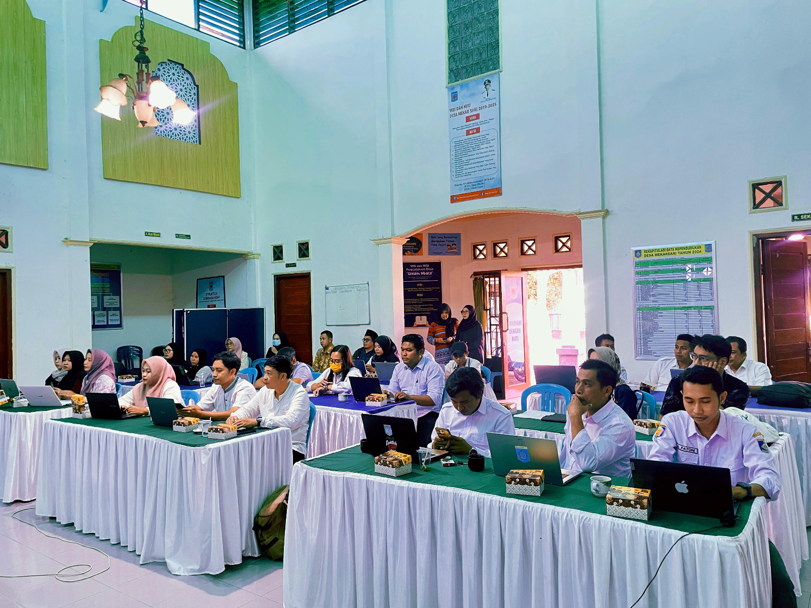 Para bendahara desa mengikuti penyuluhan pajak dari KPP Pratama Mataram Timur.