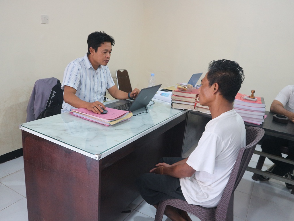 PERIKSA: Tim penyidik Satresnarkoba Polres Lombok Timur saat meminta keterangan dari S terduga pelaku pengedar narkoba, Selasa (15/7).