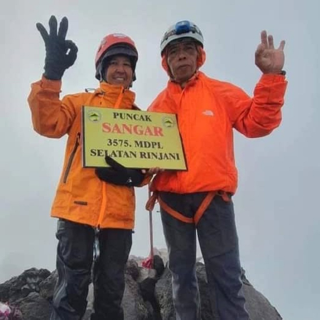 MENAKLUKKAN PUNCAK: Abu Icin saat tiba di puncak selatan atau Puncak Sangar Gunung Rinjani beberapa waktu lalu.