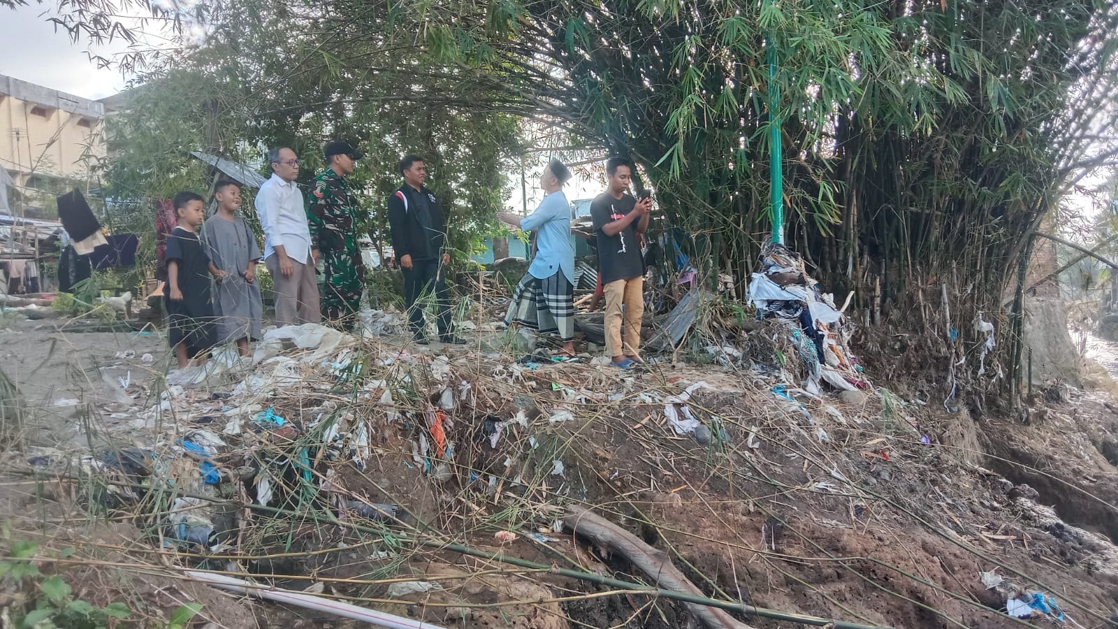 Ketua DPC Gerindra Kota Mataram Abd Rachman dan anggota fraksi mengunjungi lokasi jembatan putus di Pandansalas.