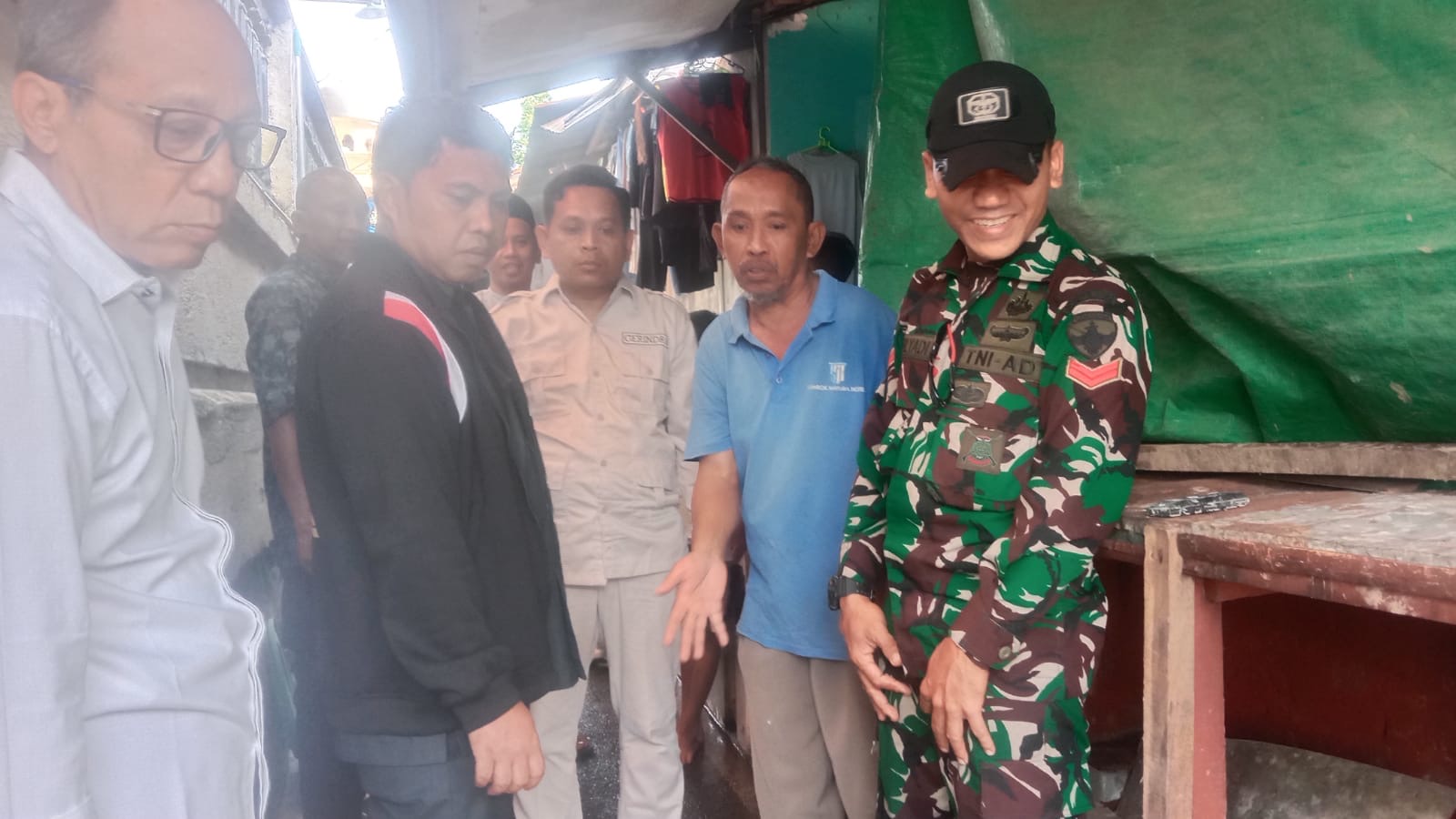 CEK LAPORAN: Ketua DPC Partai Gerindra Kota Mataram Abd Rachman bersama anggota fraksi Gerindra meninjau dua jembatan putus di Pandan Salas, Kelurahan Mayura, Kota Mataram, Senin (14/7).