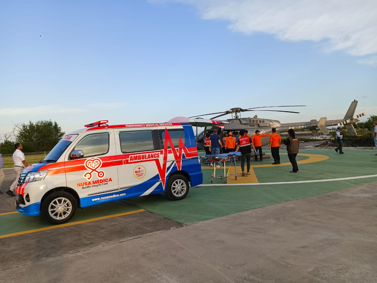 Tim gabungan saat mengevakuasi pendaki asal Swis yang terjatuh di Gunung Rinjani, menggunakan helikopter. (Humas Polres Lotim untuk Lombok Post).