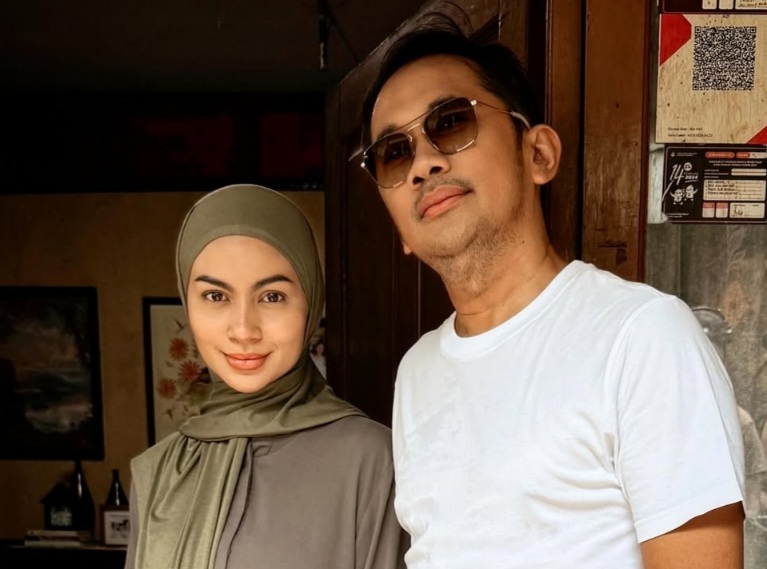 Hanung Bramantyo berfose bersama artis cantik, Ariel Tatum di sela-sela syuting Film La Tansa.