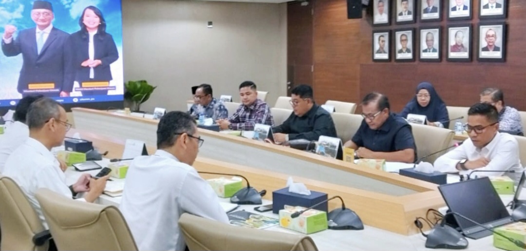 Ketua Komisi IV DPRD NTB Hamdan Kasim (kanan) memimpin rombongan Komisi IV dalam rapat konsultasi bersama jajaran Ditjen Bina Marga Kementerian PU di Jakarta, Senin (7/7).