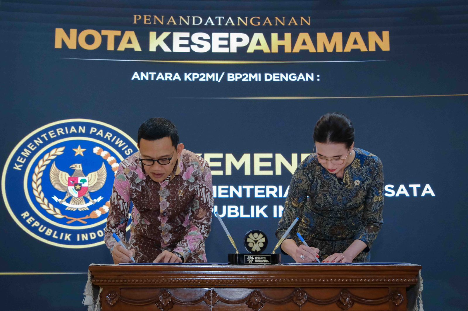 Penandatanganan nota kesepahaman oleh Menteri Pariwisata, Widiyanti Putri Wardhana (kanan) dan Menteri Pelindungan Pekerja Migran Indonesia, Abdul Kadir Karding (kiri) di Kantor Kementerian P2MI.