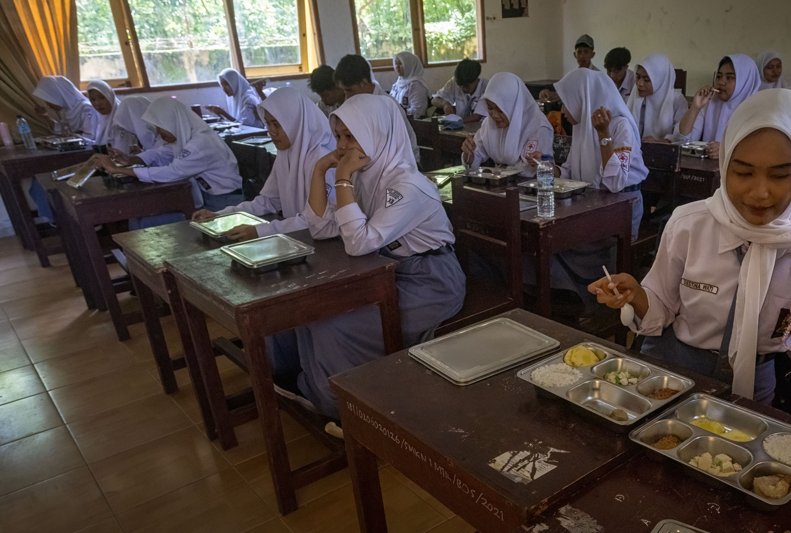 ASUPAN GIZI: Sejumlah siswa salah satu SMA di NTB menikmati MBG, beberapa waktu lalu.