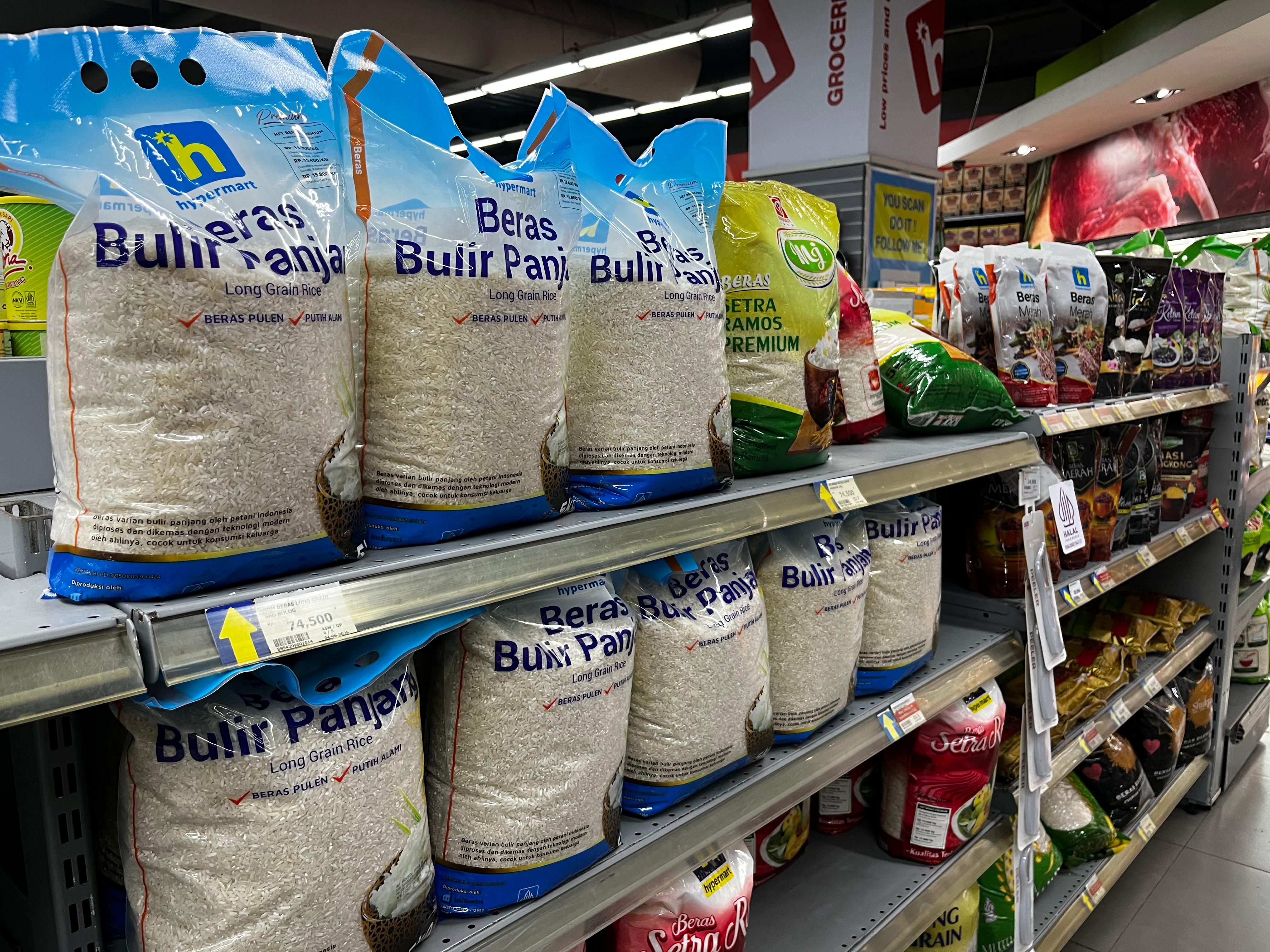 Sejumlah merek beras lenyap dari rak retail modern di mataram