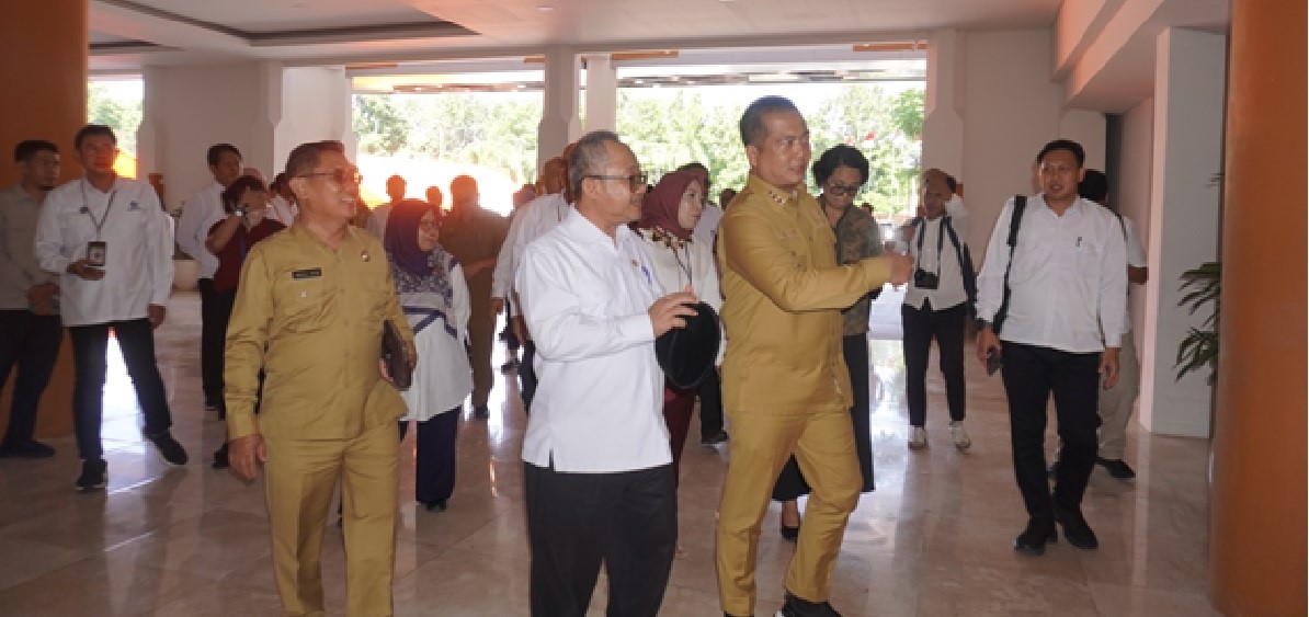 Mendikdasmen Prof Abdul Mu&rsquo;ti bersama Gubernur NTB Lalu Muhamad Iqbal saat berkunjung ke NTB, Senin lalu (14/7).