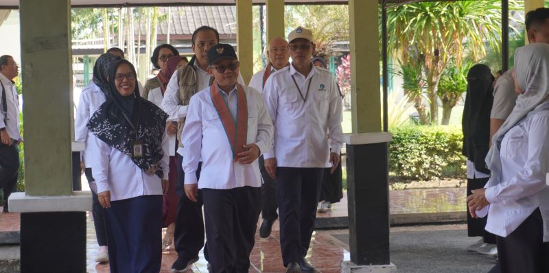 Mendikdasmen Prof Abdul Mu&rsquo;ti didampingi Kepala BPMB NTB Katman saat berkunjung ke BPMP NTB, Senin lalu (14/7).