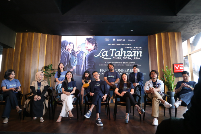 TAYANG 14 AGUSTUS: Dari kiri, Ayu Dyah Pasha, Elma Theana, Ariel Tatum, Manoj Punjabi, Marshanda, dan Deva Mahenra saat konferensi pers Film La Tahzan: Cinta, Dosa, Luka Senin (14/7).