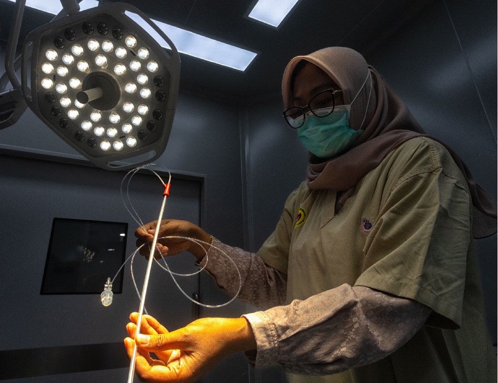 ALAT KHUSUS: Tenaga medis menunjukkan alat jarum OPU (Ovum Pick Up) di ruang tindakan bayi tabung RSUD Kota Mataram. Jarum ini digunakan untuk mengambil sel telur dari indung telur pasien dalam proses