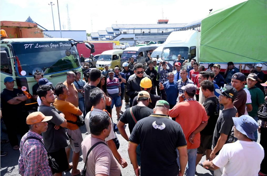Aksi Para Sopir Truk Buntut 15 Kapal Tak Bisa Beroperasi dan Minim Sosialisasi di Pelabuhan Ketapang, Rabu (16/7).