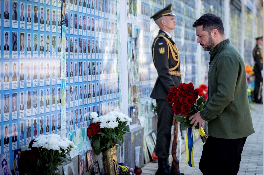 PENGHORMATAN: Presiden Ukraina Volodymyr Zelensky meletakkan bunga di Tembok Kenangan Pembela Ukraina dalam upacara peringatan Hari Kenegaraan Ukraina di Kiev, Rabu (16/7).