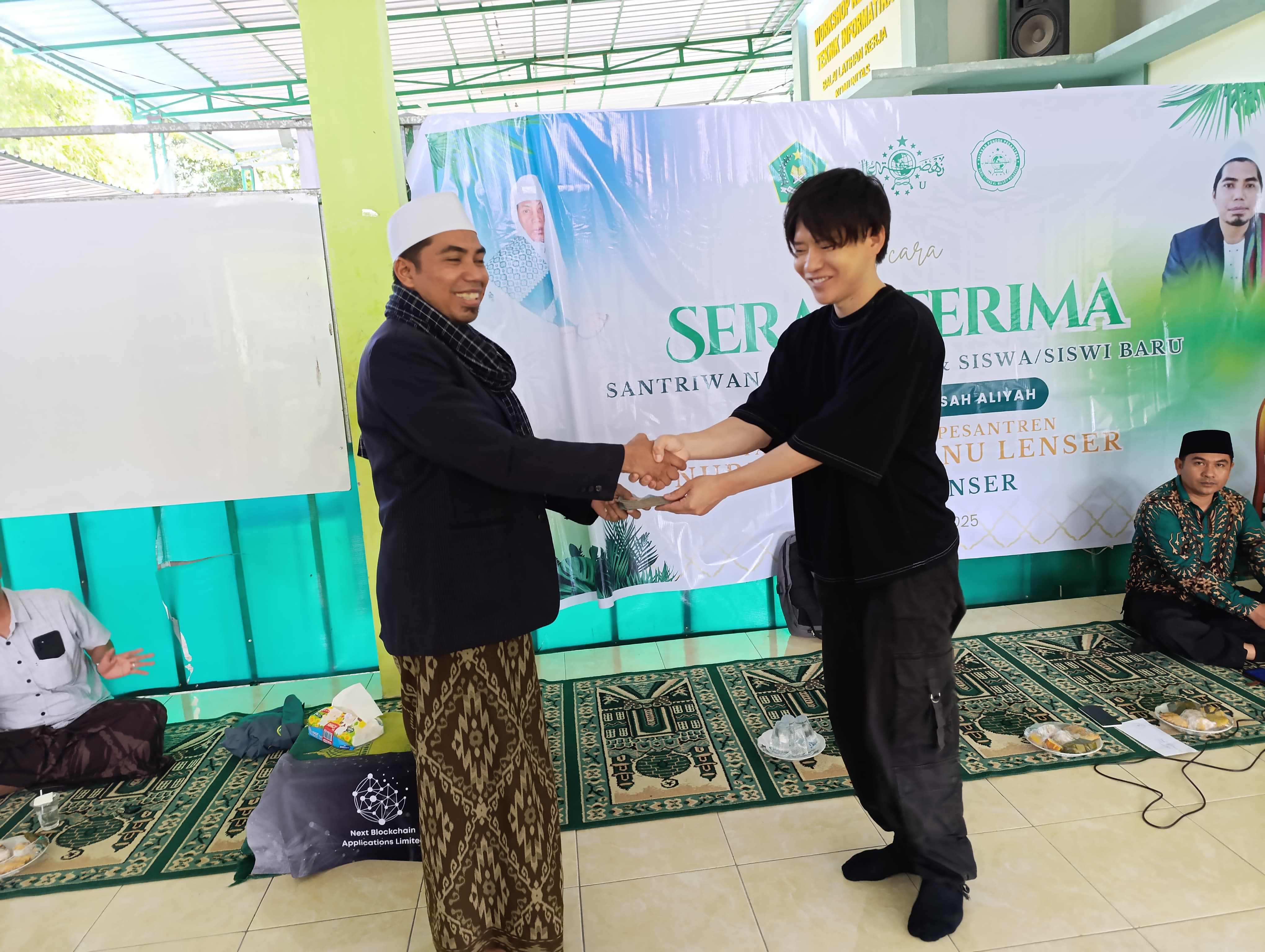 KEPEDULIAN: Pengusaha asal Jepang Yuya berkunjung ke Yayasan Ponpes Nurul Ijtihad Al-Ma&rsquo;arif NU Lenser, Kuta, Loteng, Kamis (17/7).