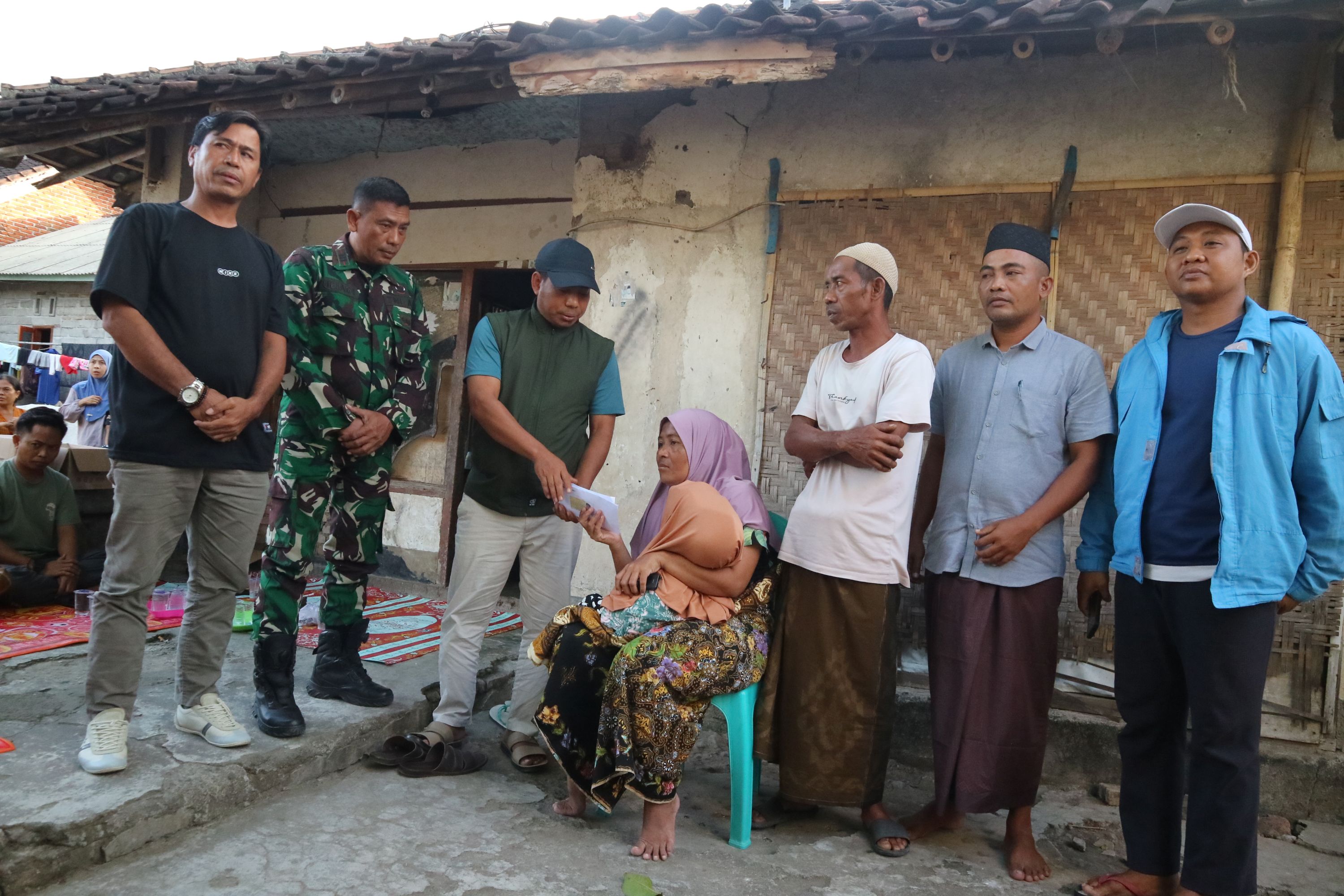 Anggota DPRD Loteng Ahmad Rifai (tiga kiri) serahkan santunan kepada orang tua balita Alya Sidqia Suci yang mengalami penyakit Hidrosefalus di Dusun Gulung, Desa Lekor, Janapria,  Kamis (17/7) sore.