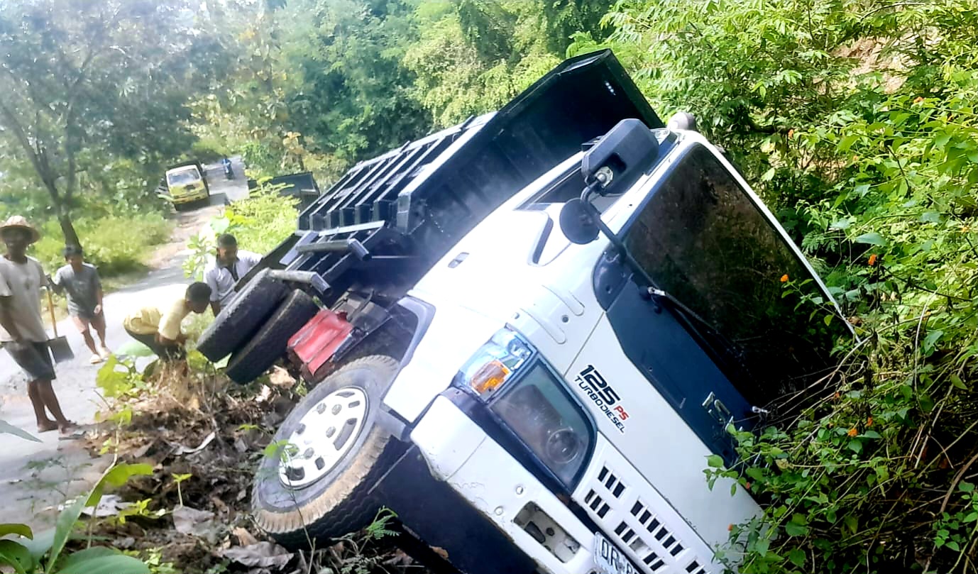 TERPEROSOK: Salah truk terbalik di jalan yang menghubungkan Desa Sekotong Tengah dan Kedaro, tepatnya di Dusun Lendang Re dan Long-Longan akibat jalan yang rusak parah.