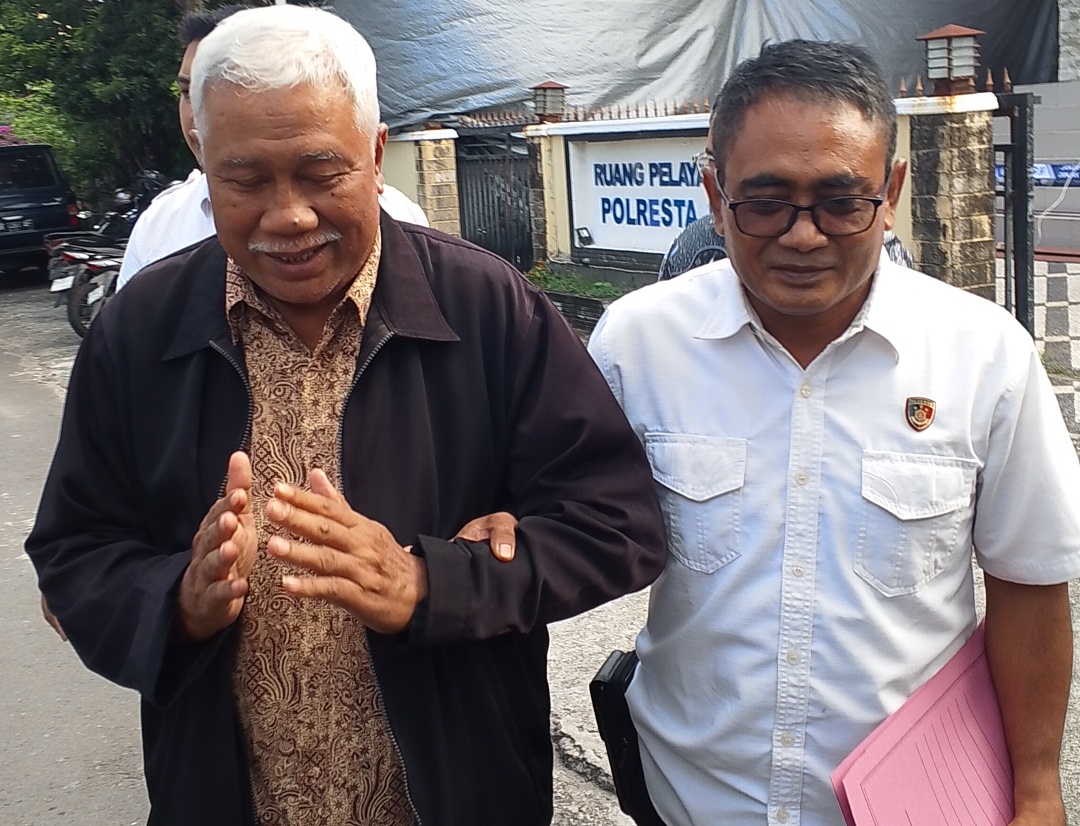 DITAHAN: Tersangka korupsi pengadaan masker Covid-19 Tahun 2020 Kamaruddin dikawal penyidik saat hendak ditahan di Mapolresta Mataram, Rabu (16/7).&nbsp;