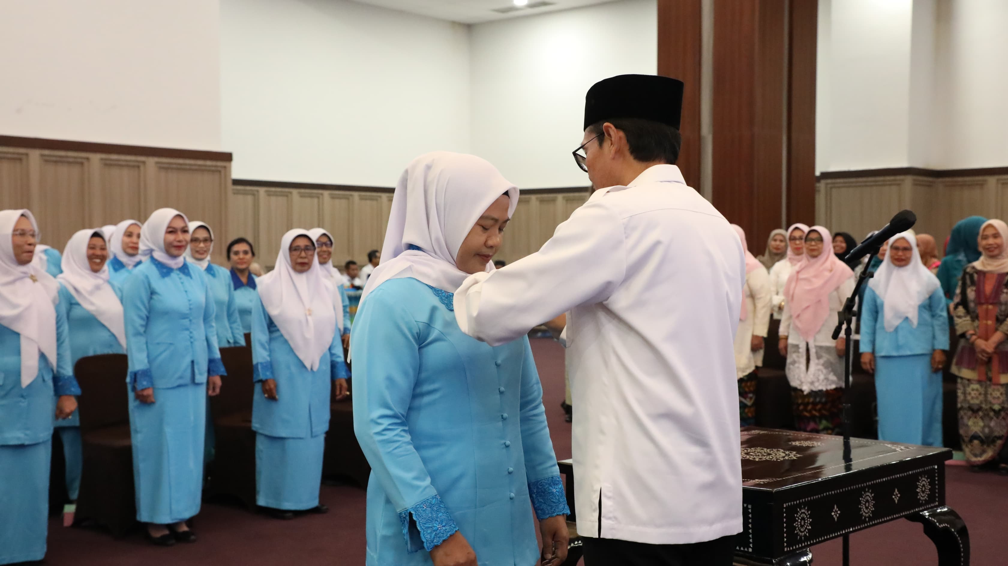 Wabup Loteng HM Nursiah melantik pengurus GOW yang baru, meminta mereka bantu program pemerintah daerah
