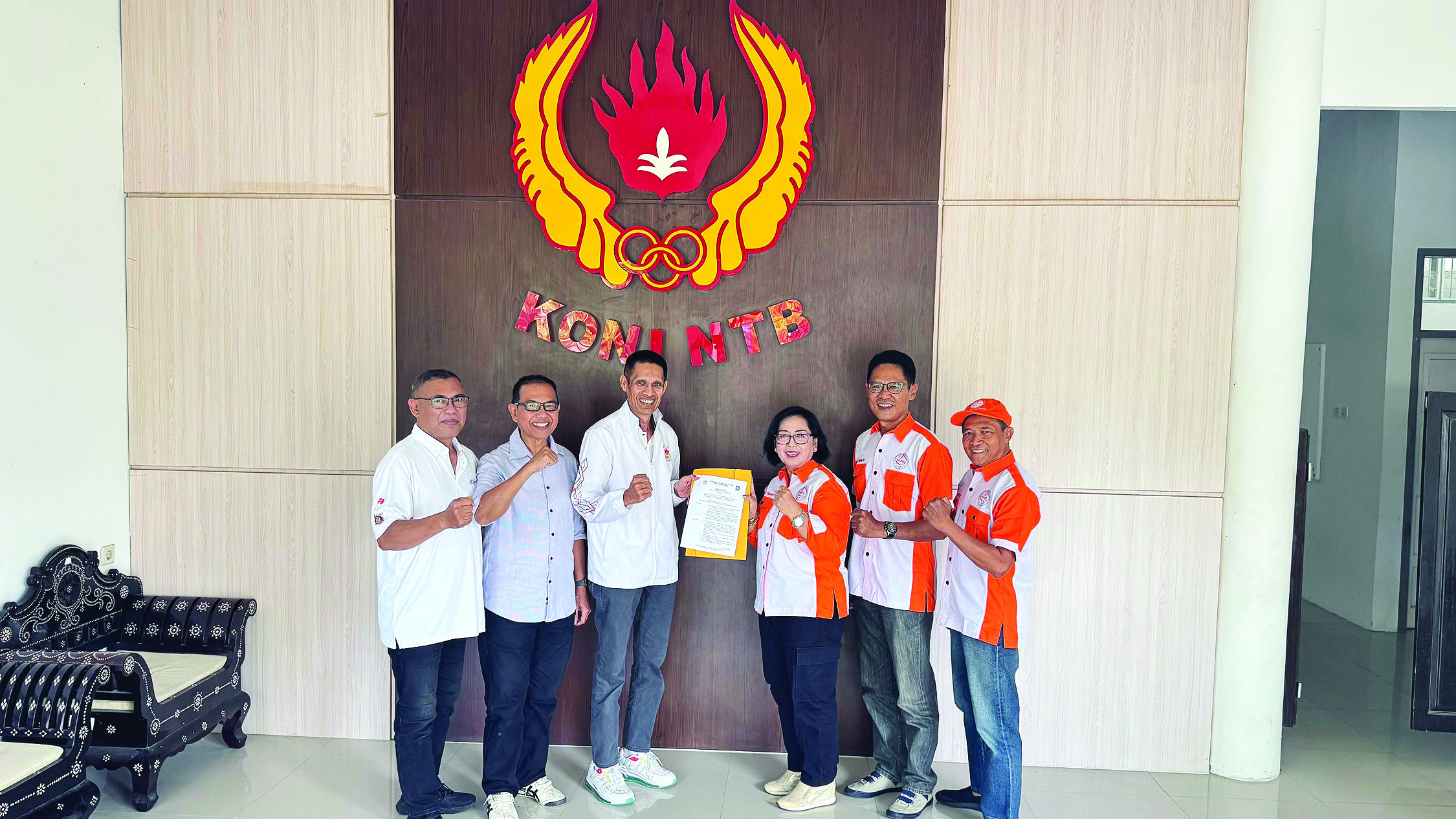 Sekretaris KONI NTB M Nur Haedin menyerahkan SK keanggotaan KONI NTB kepada Ketua Pengprov POTSI NTB Ni Ketut Wolini.