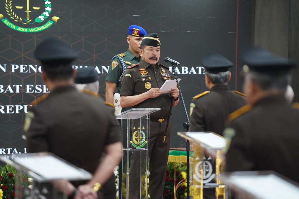 SERTIJAB: Jaksa Agung RI ST Burhanuddin memberikan sambutan saat pelaksanaan pelantikan Kajati yang baru disejumlah daerah di Lantai 11 Gedung Kejagung, Jakarta, Rabu (16/7).