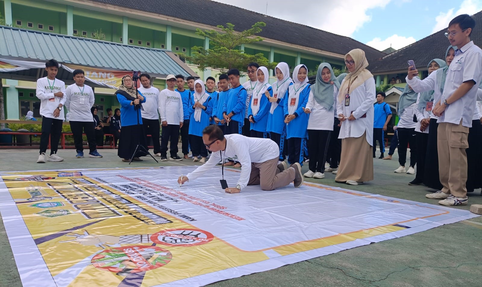 Kepala MAN 2 Mataram Lalu Syauki dan siswa baru menandatangani fakta integritas menolak segala bentuk narkotika.