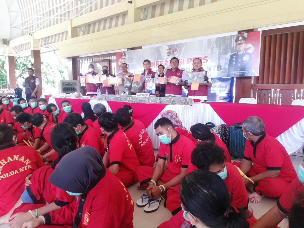 PENGUNGKAPAN: Dirresnarkoba Polda NTB Kombes Pol Roman Smaradhana Elhaj (tiga dari kanan) bersama jajarannya menunjukkan barang bukti hasil pengungkapan narkoba di Mapolda NTB, Rabu (16/7).
