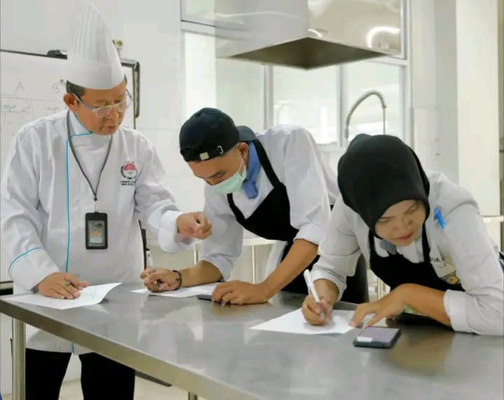 Mahasiswa Poltekpar Lombok mengikuti uji kompetensi yang digelar Lembaga Sertifikasi Profesi